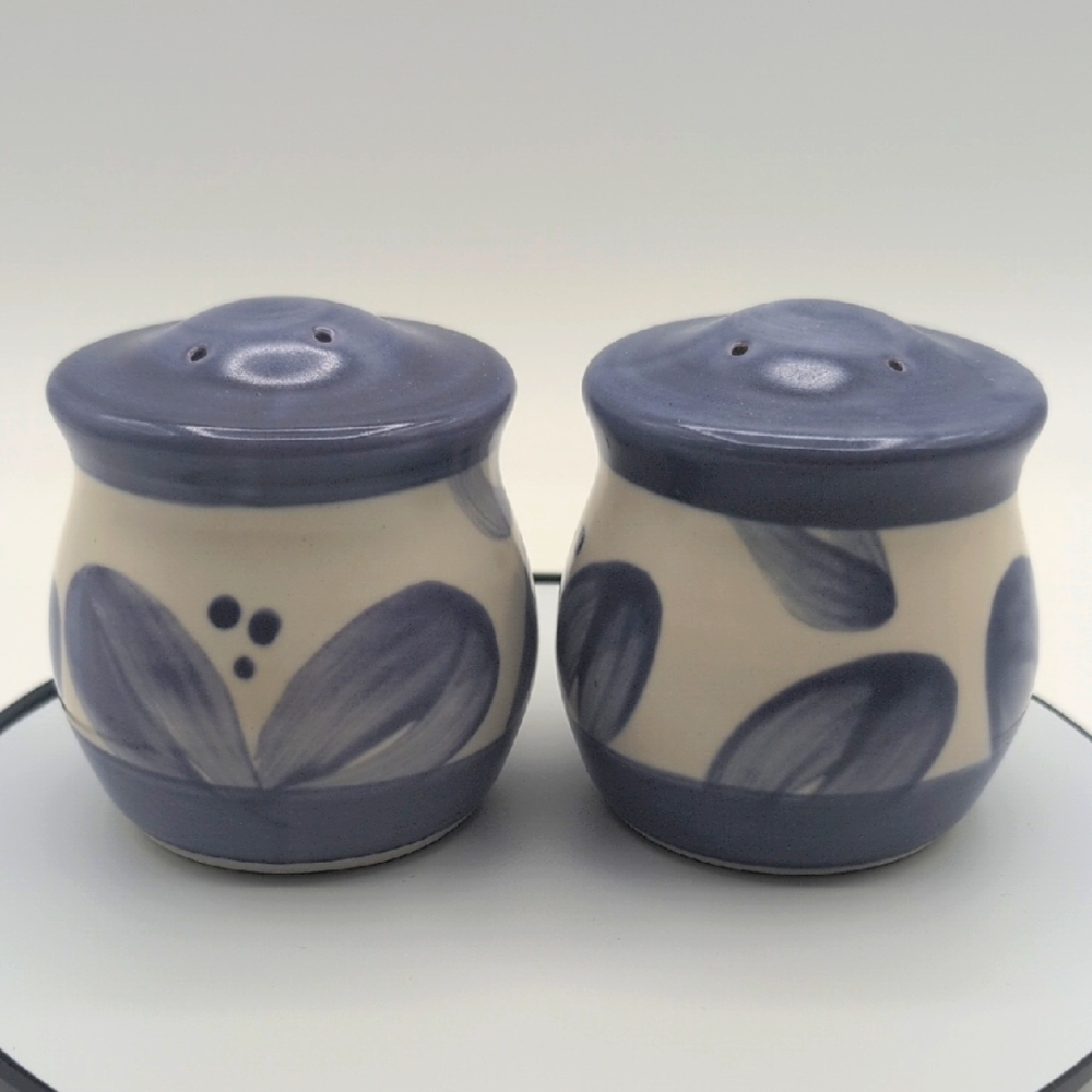 Pfaltzgraff| Vintage Blue Leaf Villa Flora Salt and Pepper Set